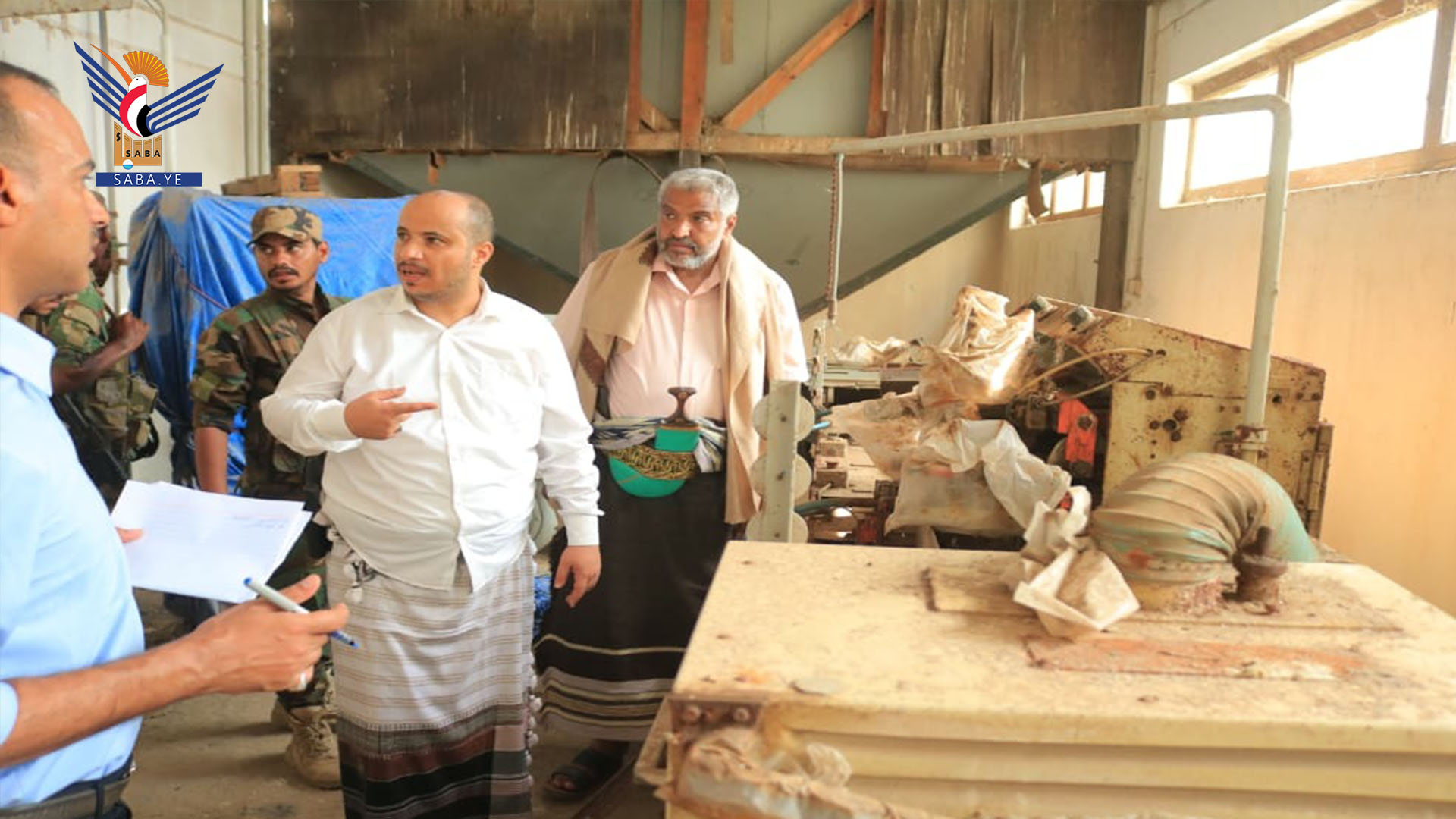 وزير الصناعة ومحافظ الحديدة يطلعان على احتياجات مصنع تكرير وتعليب الملح