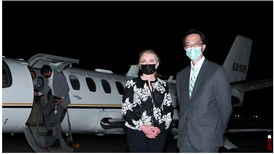 نائبة أمريكية تصل إلى تايوان بطائرة عسكرية في استفزاز جديد للصين