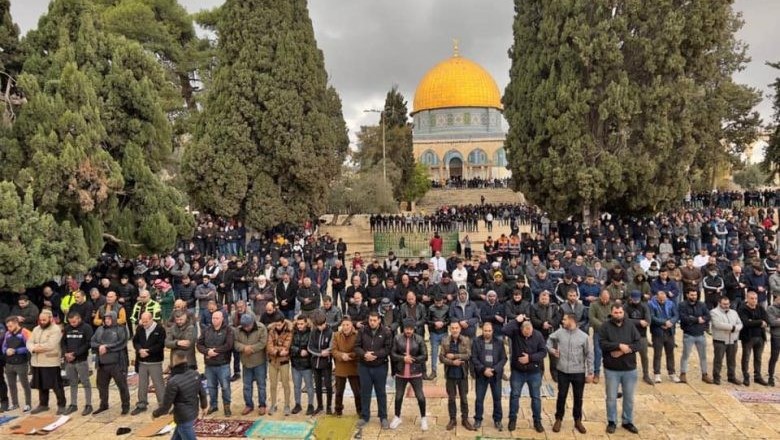 عشرات الآلاف من الفلسطينيين يؤدون صلاة الجمعة في رحاب الأقصى