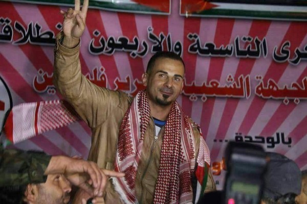 العدو الصهيوني يعتقل أسيرًا محررًا على حاجز جنوب نابلس