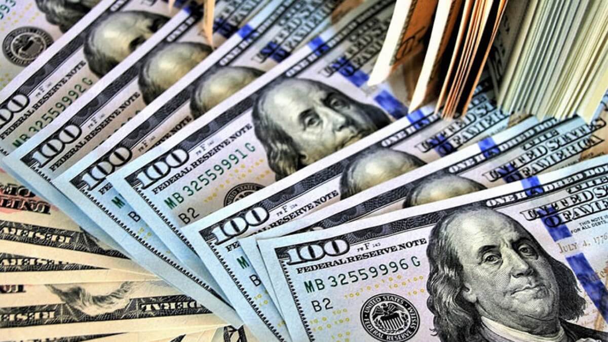 الدولار يسجل مقابل عملات عالمية أعلى مستوى منذ 2002