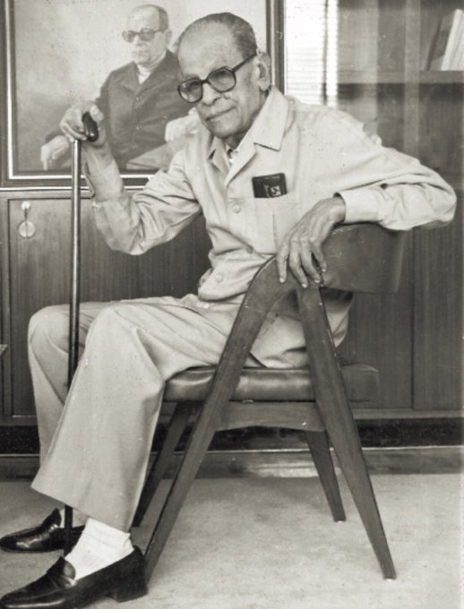 في ذكرى رحيله .. هل الإبداع الأدبي يغفر لـ نجيب محفوظ مواقفه السياسة؟