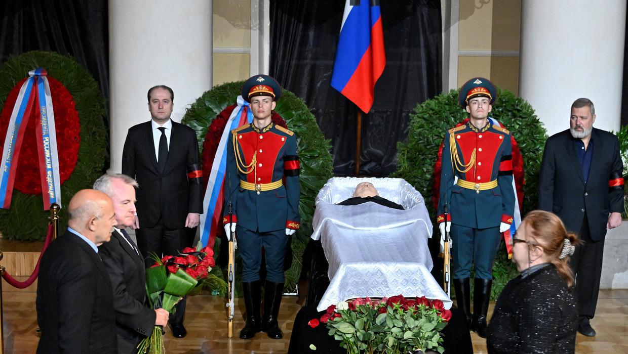 الروس يودعون “آخر البلاشفة” وبوتين يغيب