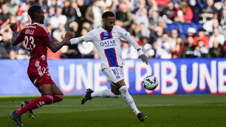الدوري الفرنسي: باريس سان جيرمان يهزم بريست بهدف وحيد ويستعيد الصدارة