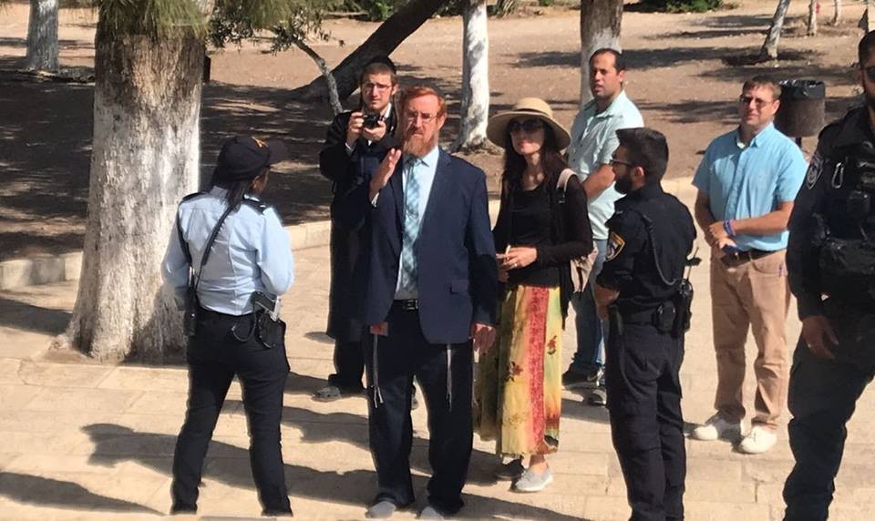 المتطرف الصهيوني غليك يقتحم مقبرة باب الرحمة بالقدس المحتلة وينفخ بـ”البوق”