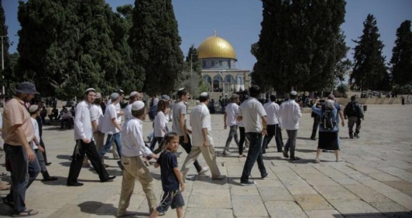 قطعان المستوطنين الصهاينة يجددون اقتحامهم لباحات الأقصى المبارك