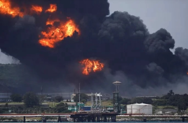 اندلاع حريق ضخم بمصفاة لتكرير النفط في فنزويلا بسبب صاعقة