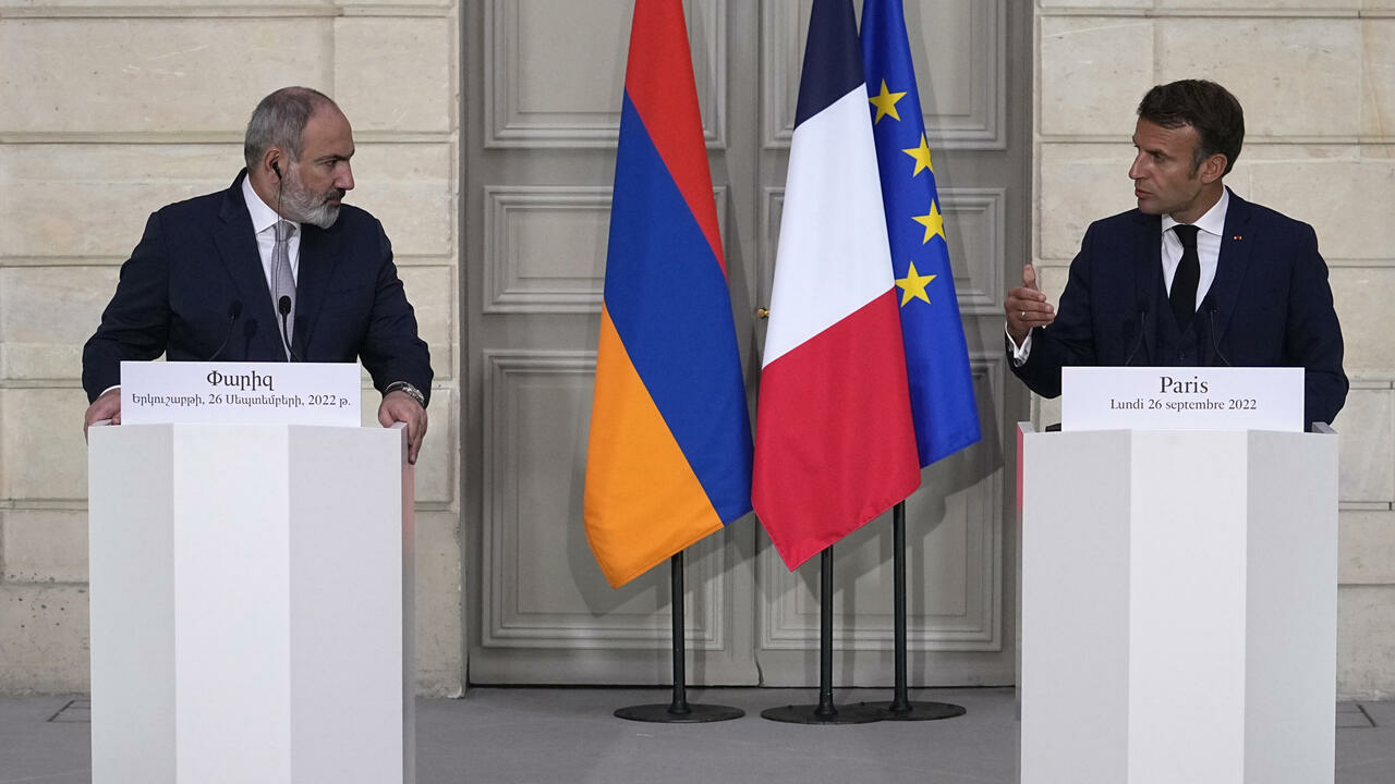 ماكرون يدعو أرمينيا وأذربيجان إلى مفاوضات سلام “بدون تأخير”