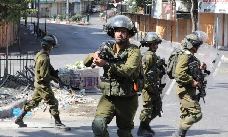 إصابات في مواجهات مع العدو الصهيوني واعتقال شاب والتنكيل بشقيقه في الخليل