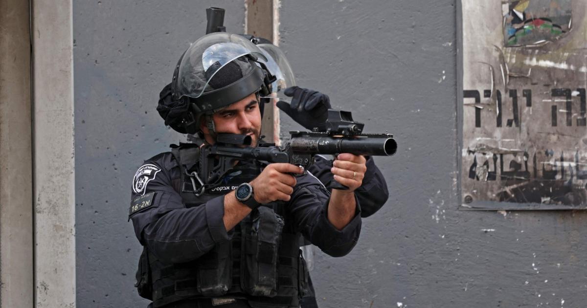 إصابة مستشار فلسطيني واعتقال شابين خلال قمع العدو وقفة إسناد لمخيم شعفاط وعناتا