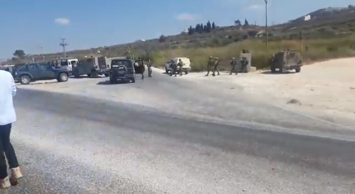 مقاومون فلسطينيون يطلقون النار تجاه قوات العدو خلال اقتحامها حي المخفية غرب نابلس