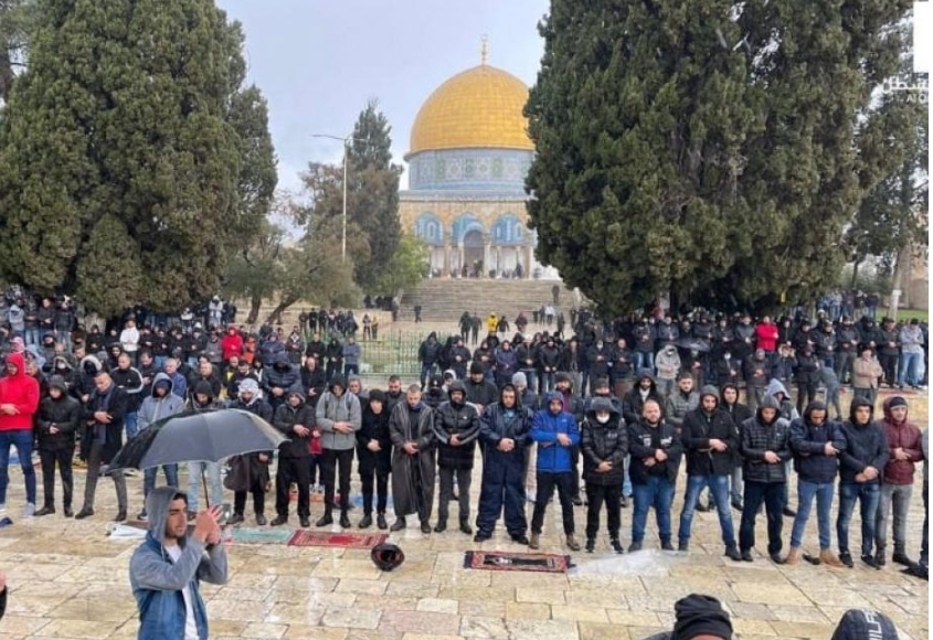 عشرات الآلاف من الفلسطينيين يؤدون صلاة الجمعة في المسجد الأقصى رغم تشديدات العدو