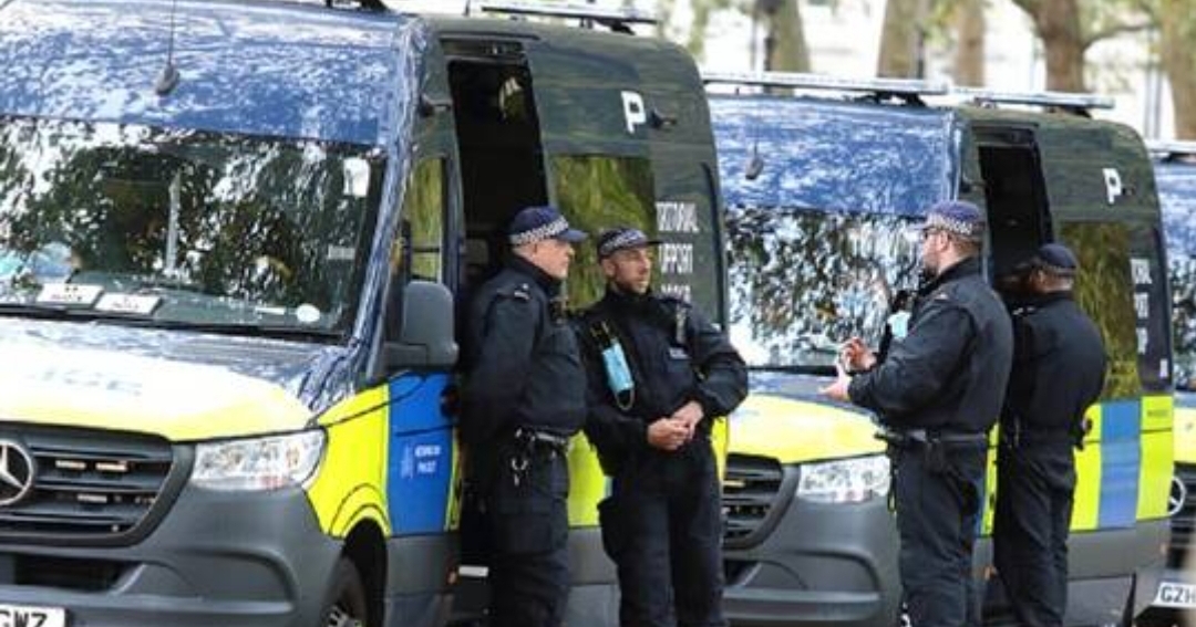 اعتقال رجل يحمل سكينا أمام مبنى البرلمان البريطاني