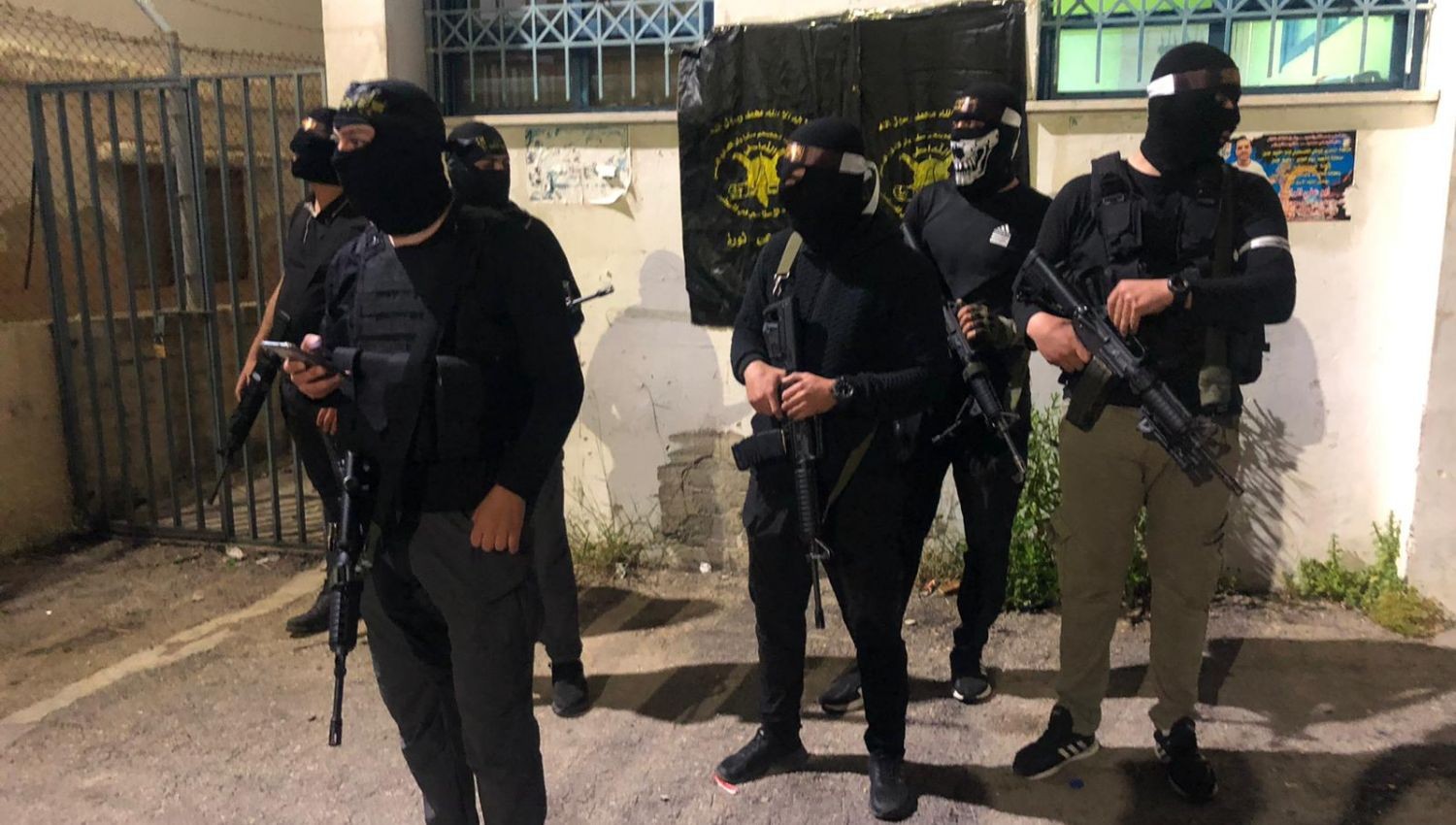 مقاومون فلسطينيون يطلقون النار تجاه قوات العدو الصهيوني على جبل جرزيم في نابلس