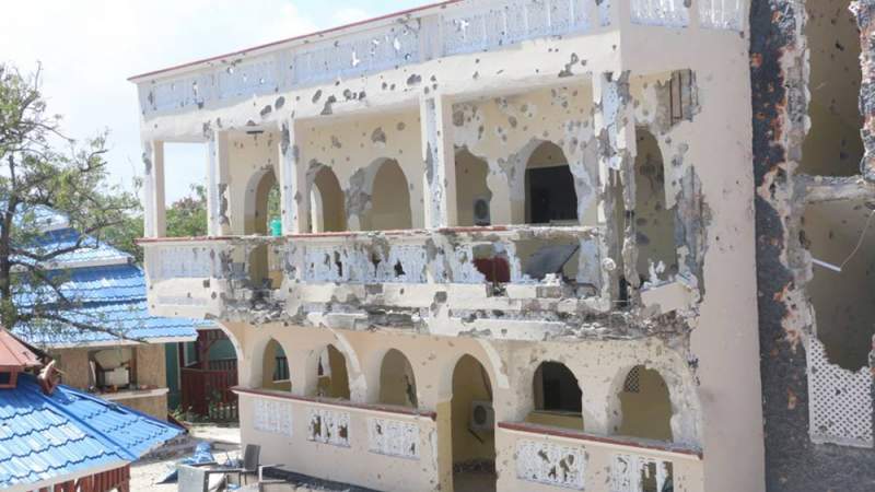 مصرع تسعة أشخاص وإصابة العشرات في هجوم انتحاري على فندق بالصومال