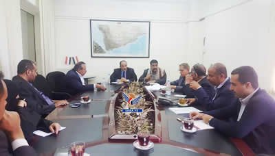 وزير الأشغال ومحافظ صنعاء يناقشان أوضاع شبكة الطرق بالمحافظة