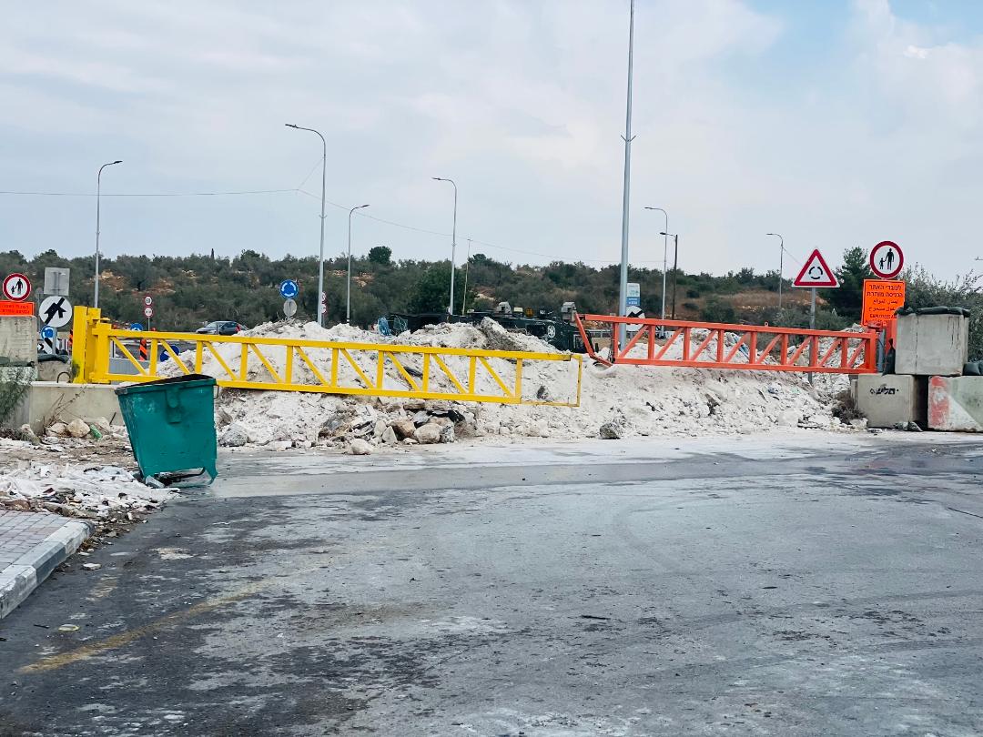 العدو الصهيوني يغلق المدخل الرئيسي لبلدة عزون بالسواتر الترابية