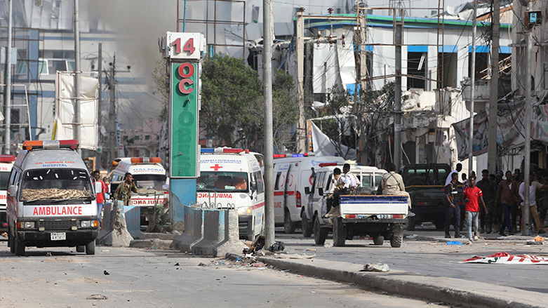 ارتفاع حصيلة ضحايا الهجوم بسيارتين مفخختين في مقديشو إلى 100 قتيل