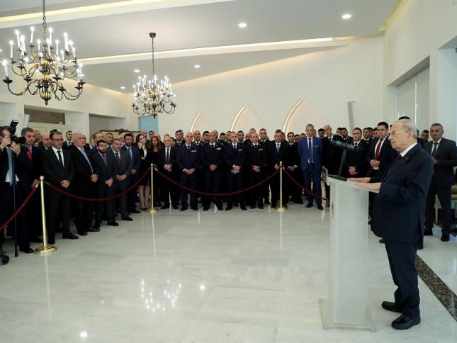 الرئيس عون يقيل الحكومة ويغادر القصر الرئاسي