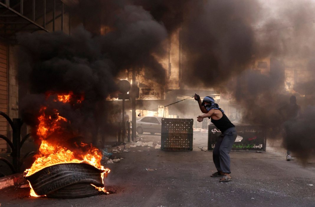 إصابة شاب فلسطيني برصاص العدو الصهيوني  وسط الخليل