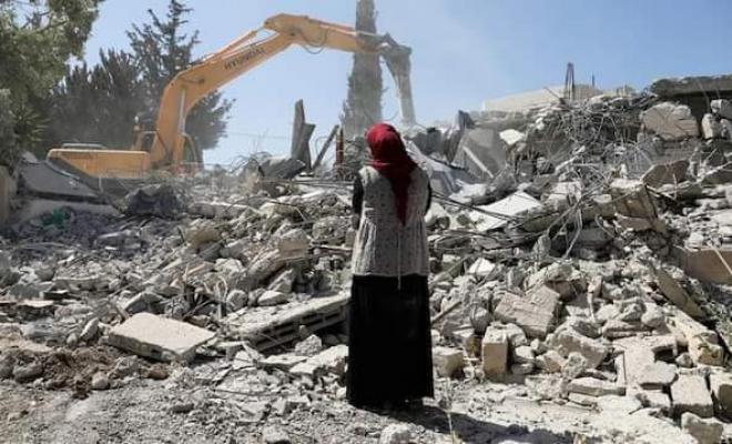 العدو الصهيوني يهدم منزلين في الضفة الغربية المحتلة بحجة عدم الترخيص