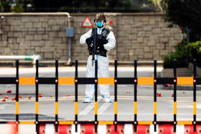 السلطات الصينية تغلق المنطقة المحيطة بأكبر مصنع للهواتف في العالم