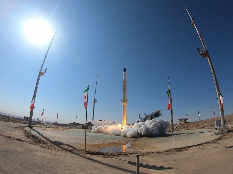 إيران تختبر بنجاح إطلاق صاروخ “قائم 100” الحامل للأقمار الصناعية