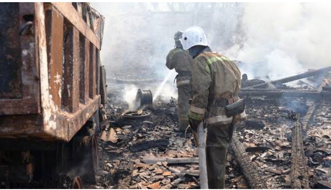 تضرر مبنى إدارة السكك الحديدية وسط دونيتسك بقصف أوكراني