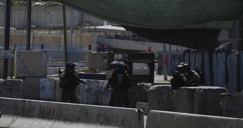 العدو الصهيوني يغلق حاجز قلنديا العسكري شمال القدس المحتلة