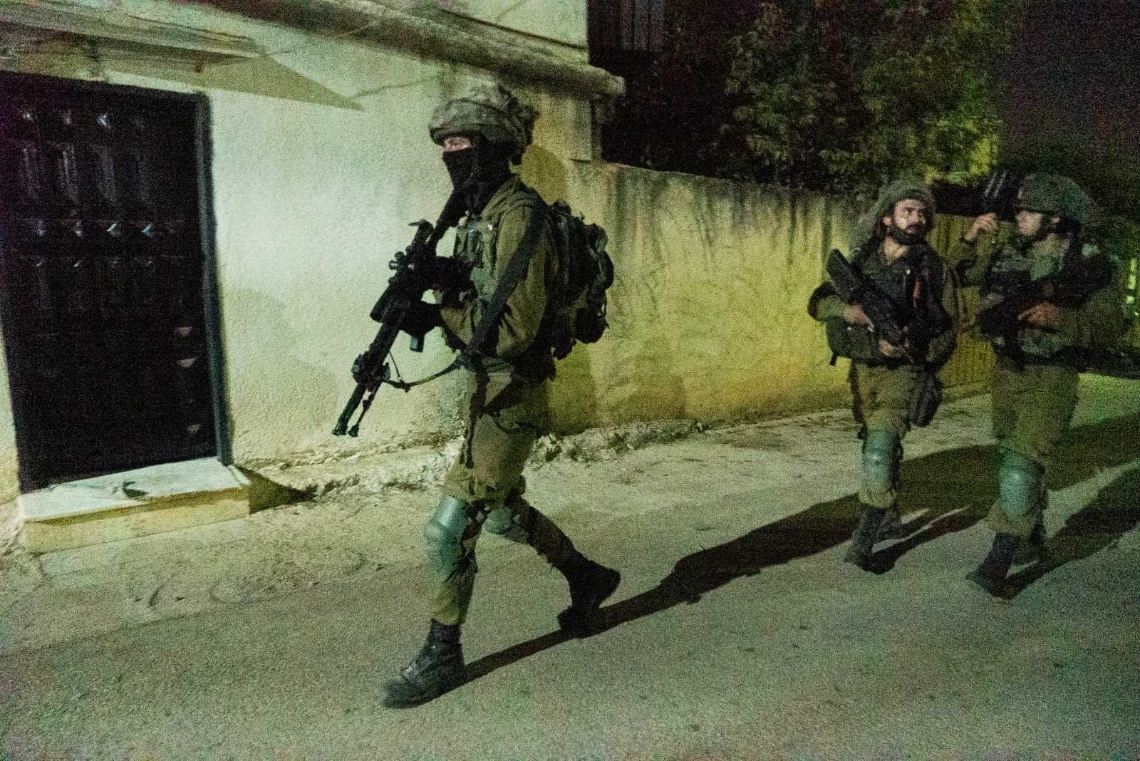 قوات العدو تشن حملة مداهمات بالضفة وتعتقل 10 فلسطينيين