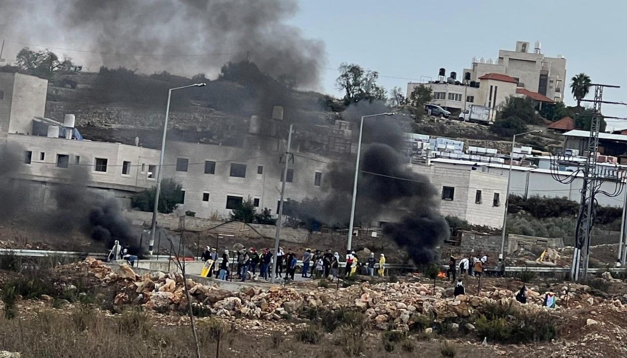 اندلاع مواجهات عنيفة بين شبان فلسطينيين وقوات العدو الصهيوني في البيرة
