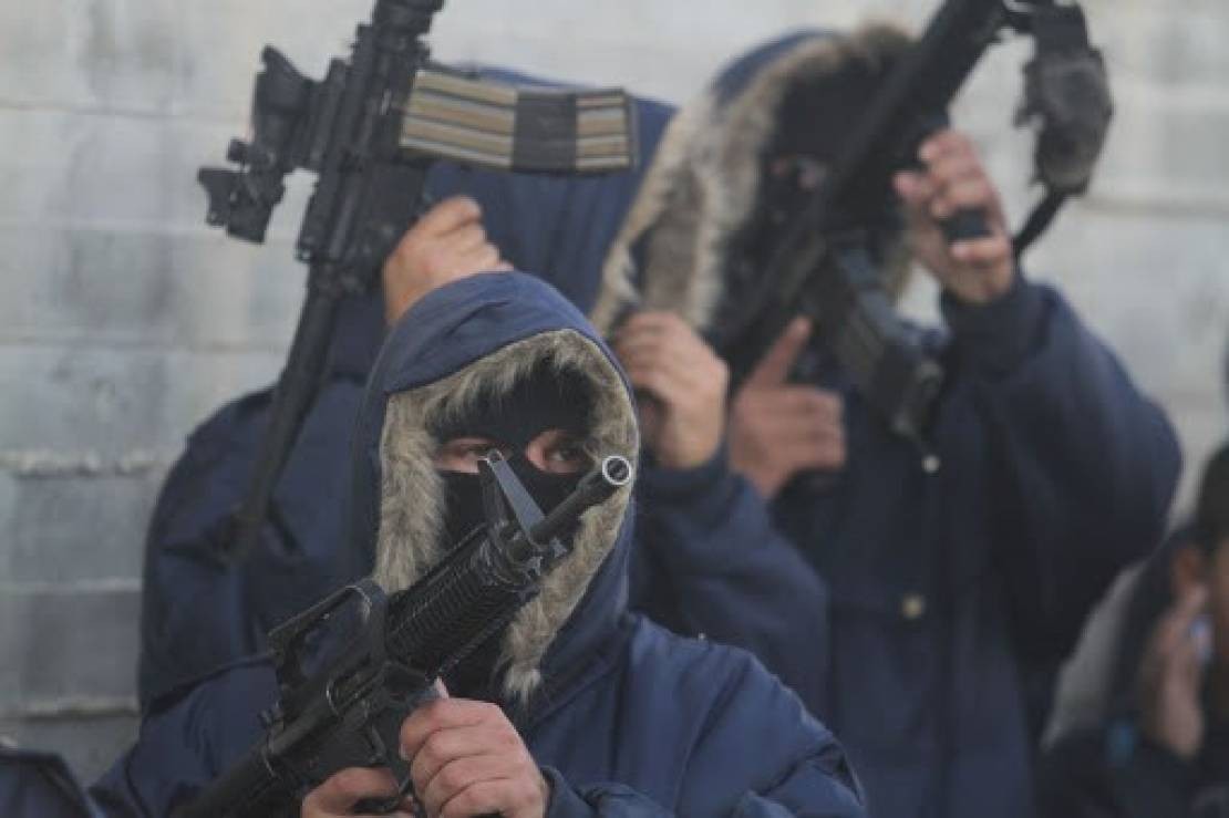 مقاومون فلسطينيون يطلقون النار تجاه قوات العدو الصهيوني بمعبر جلبوع