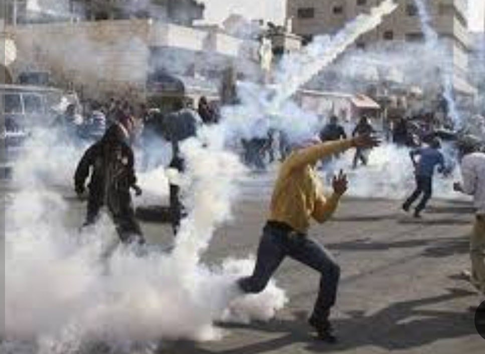 إصابة فلسطيني بالرصاص المعدني والعشرات بالاختناق في كفر قدوم وفي الخليل