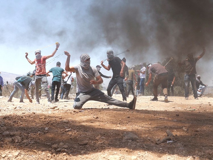 مقاومون فلسطينيون يستهدفون حافلة تقل جنودا للعدو الصهيوني