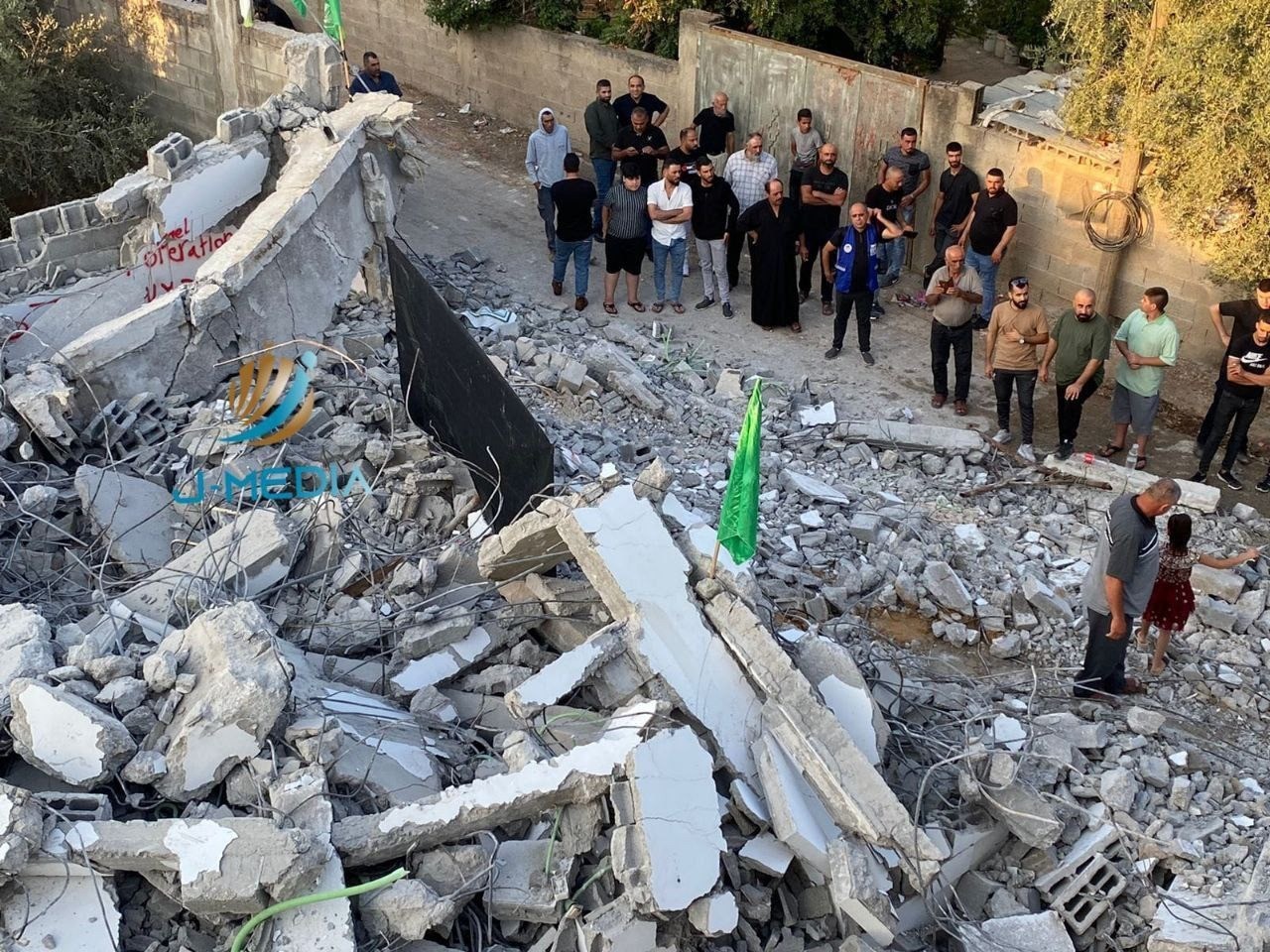 العدو الصهيوني يهدم منزلًا في قرية صور باهر جنوب القدس المحتلة