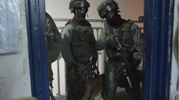 قوات القمع الصهيونية تقتحم أقسام الأسرى في سجن “هداريم”