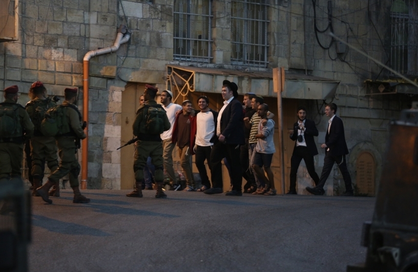 إصابة فتى فلسطيني في اعتداء للمستوطنين وهدم منزلين بالخليل