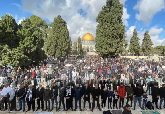 65 ألف مصل أدوا “الجمعة” بالأقصى وخطيبه يدعو للصمود فيه