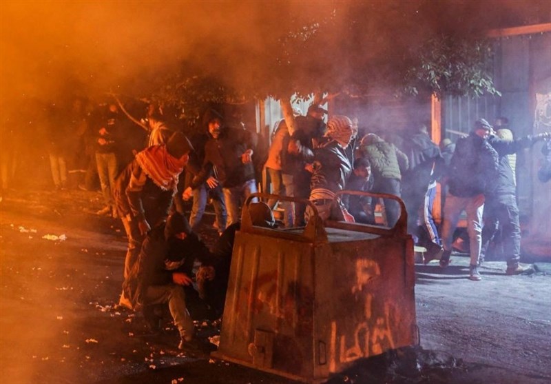 إصابة عشرات الفلسطينيين خلال المواجهات مع قوات العدو في مدن الضفة الغربية