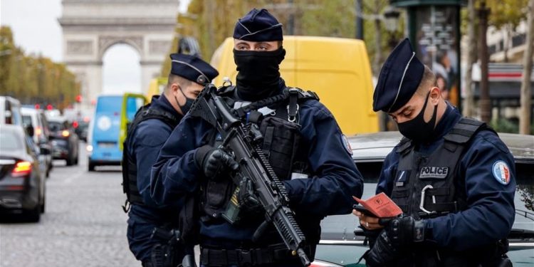 فرنسا تنشر عشرة آلاف شرطي قبيل مباراة منتخبها مع المغرب تحسبا لأعمال شغب