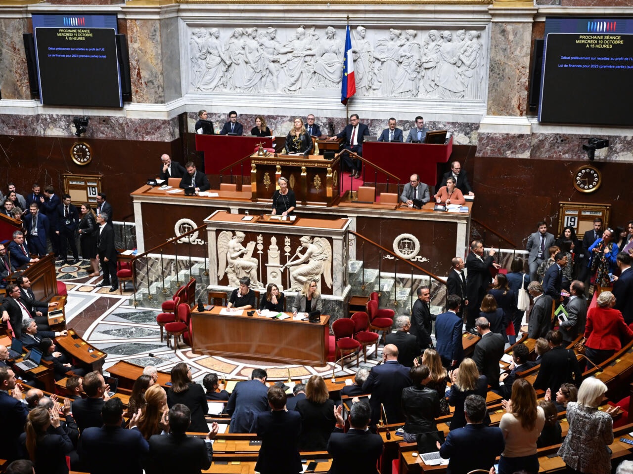 إقرار ميزانية 2023 في فرنسا بلا تصويت