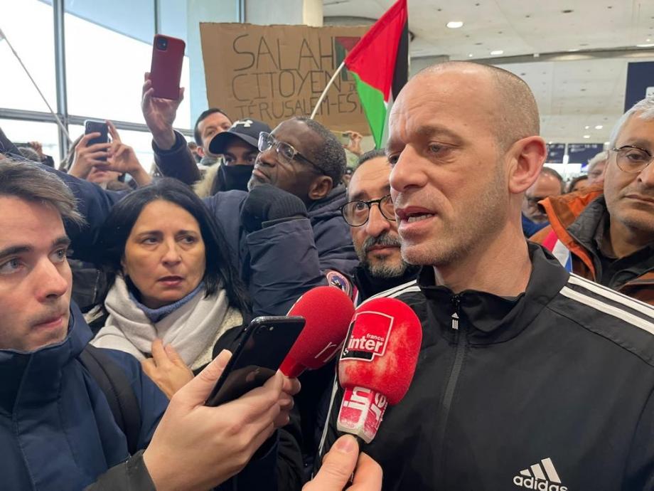 “حماس” تُدين إبعاد الناشط الفلسطيني صلاح الحموري عن موطنه قسراً