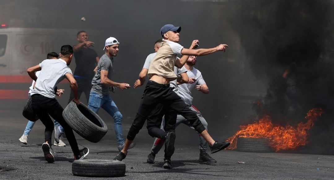 اندلاع مواجهات مع العدو في قرية دير أبو مشعل ومستوطنين يحرقوا محلا ومشتلا في نابلس 