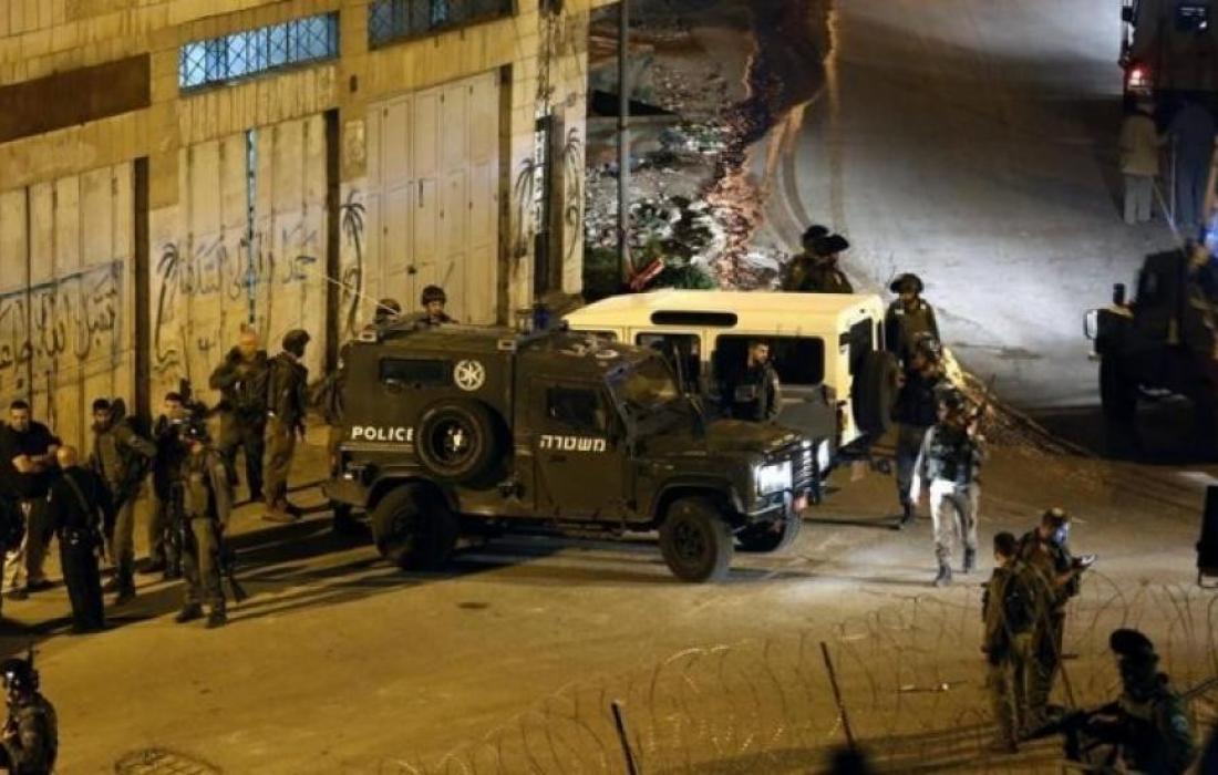 قوات العدو الصهيوني تقتحم جنين ونابلس وتعتقل شاباً وسط اندلاع اشتباكات مُسلحة