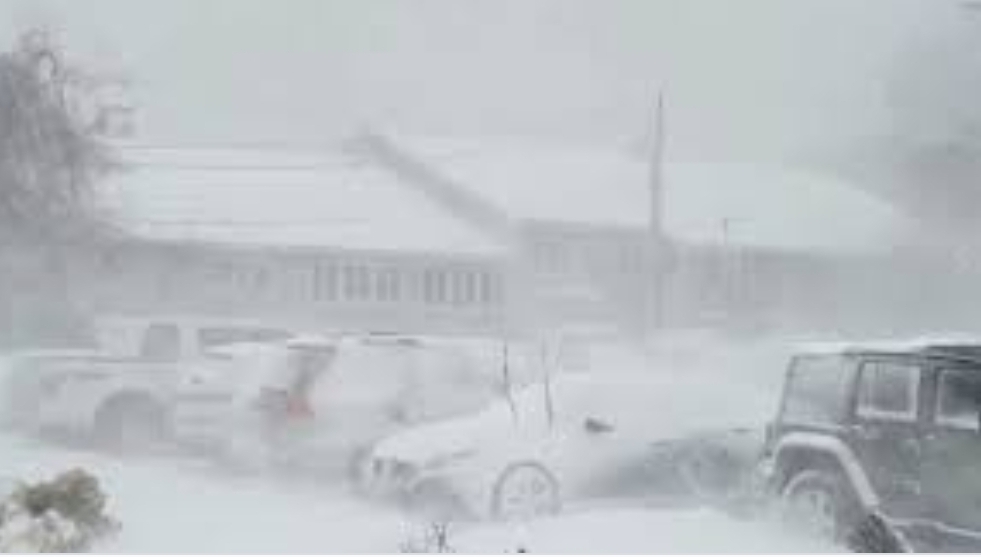 عاصفة شتوية تجتاح الولايات المتحدة وتتسبب بإلغاء آلاف الرحلات الجوية في بداية موسم العطلات