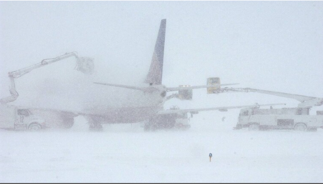 السلطات الأمريكية تلغي آلاف الرحلات الجوية جراء العواصف الثلجية