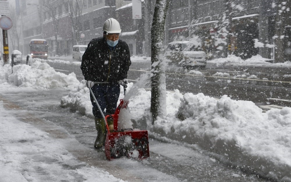 مصرع 13 شخصا وإصابة العشرات جرّاء عاطفة ثلجية في اليابان