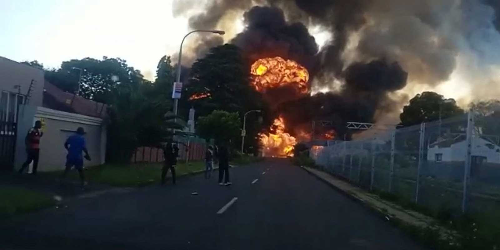 مصرع عشرة أشخاص جراء انفجار صهريج وقود بجنوب إفريقيا