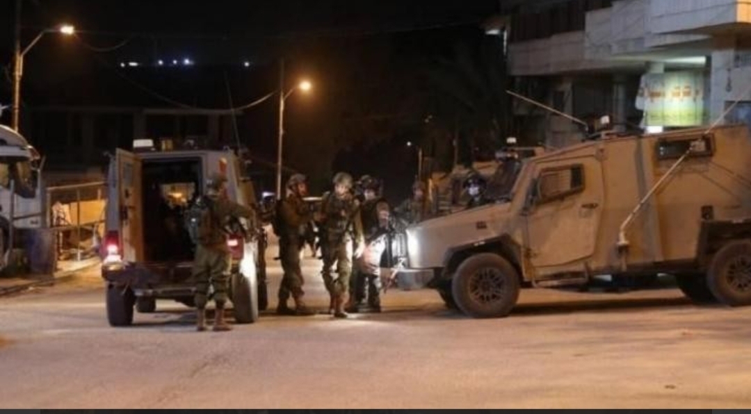 إصابة فتى فلسطيني برصاص العدو ومستوطنين يهاجموا منازل الفلسطينيين جنوب نابلس