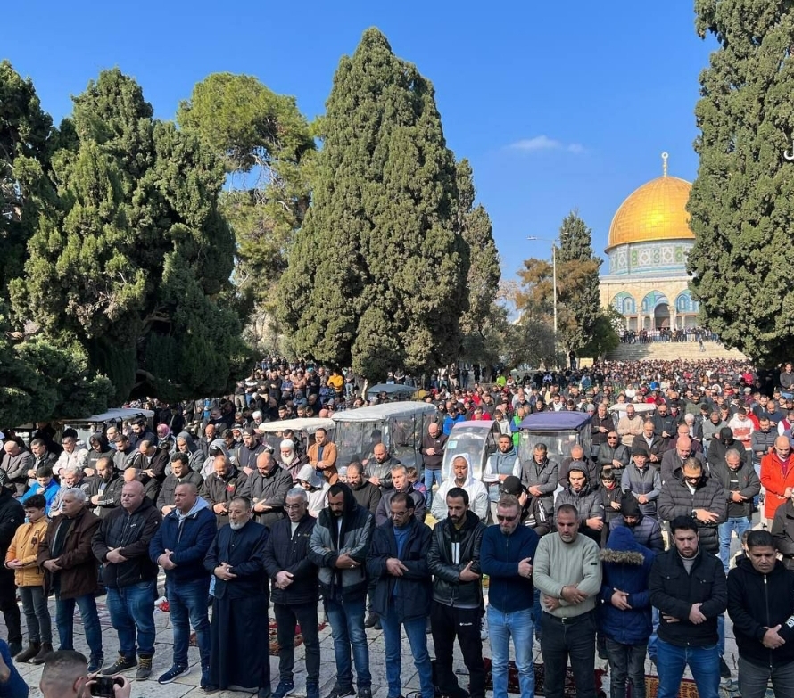 آلاف الفلسطينيين يؤدون صلاة الجمعة في المسجد الأقصى المبارك